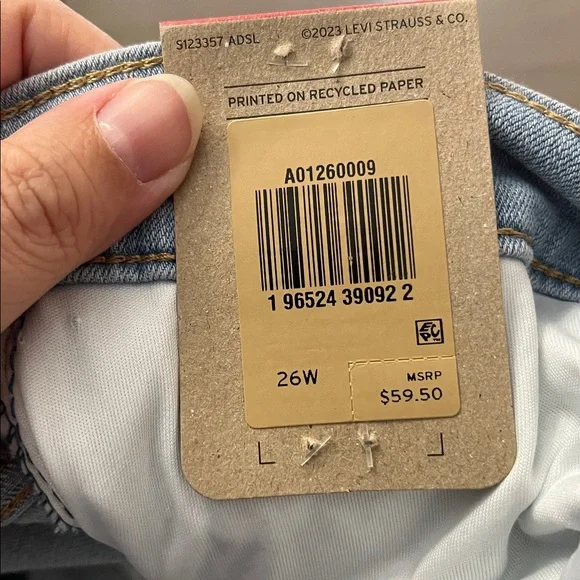 Levi's Women's Cropped Light Blue Jeans - Picture 15 of 16